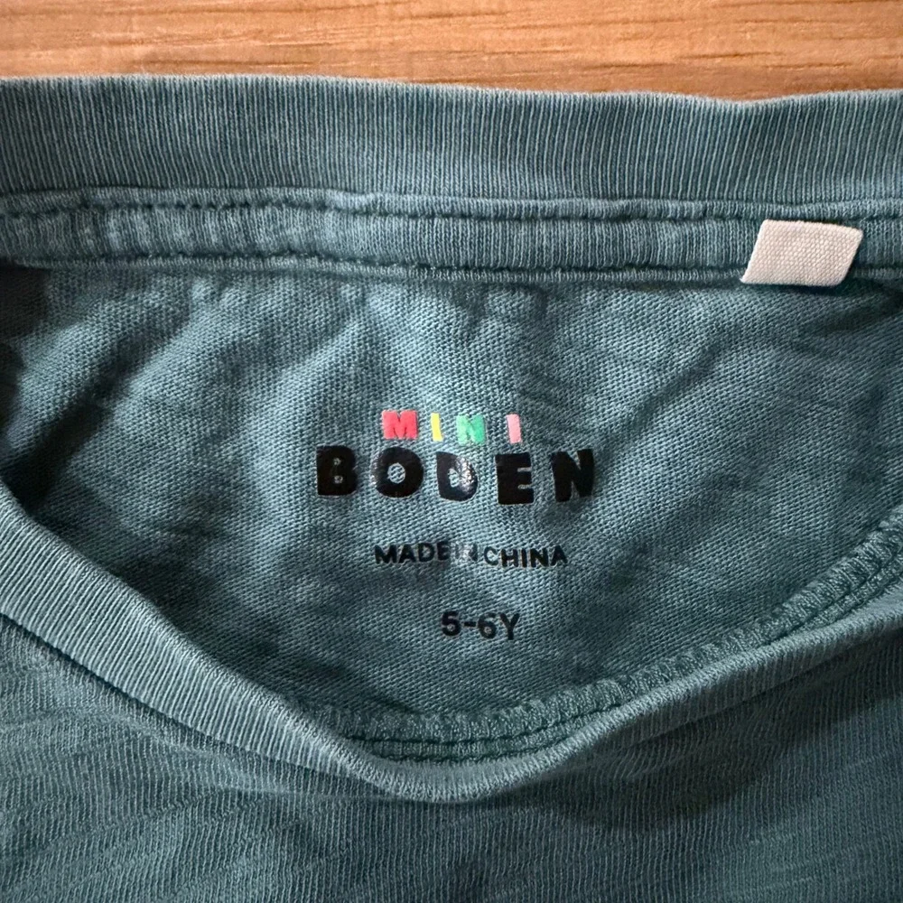Mini Boden Boys Teal Blue Slub Cotton Long Sleeve Pocket Tee Shirt Size 5-6Y